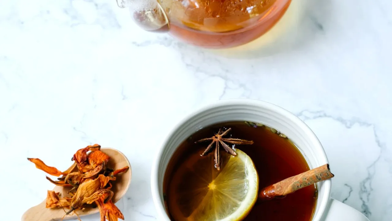 Fincanda limonlu bitki çayı ve yanında kuru çiçekler